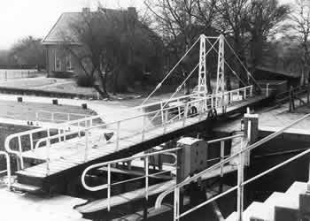 De voetbrug over de sluis bij Nieuwe Statenzijl met het gezicht naar Nederland.